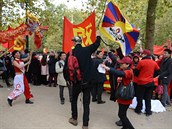 I v Londýn se mávalo tibetskými vlajkami.