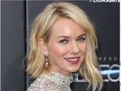 Naomi Watts promluvila otev�en� o botoxu. �tená�i se v�ak roz�ilují nad obálkou...