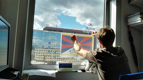 Kolega vedle m vylepil na okno tibetskou vlajku velikosti A2, kterou nakonec...