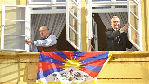 Vyvování tibetské vlajky je v tchto dnech otázka spíe postoje ohledn...
