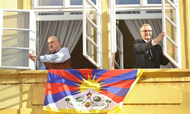 Vyvování tibetské vlajky je v tchto dnech otázka spíe postoje ohledn...