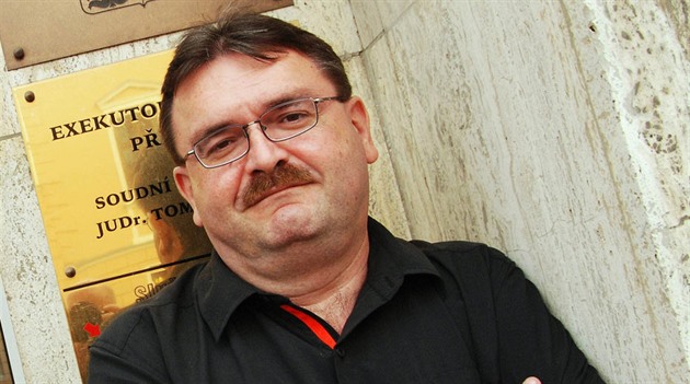 Tomáš Vrána dlouhá léta vedl exekutorský úřad v Přerově. Nenáviděný exekutor ve funkci skončil 1. dubna a slehla se po něm zem. Expres vypátral, že Vrána se nechal zapsat jako advokát. 