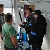 Pili policajti jen s pskami kolem ruky (asi nepatili do sttn) a e se to...