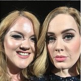 Adele rozjd nov trend. Selfie s fanouky, a to pmo bhem koncertu....