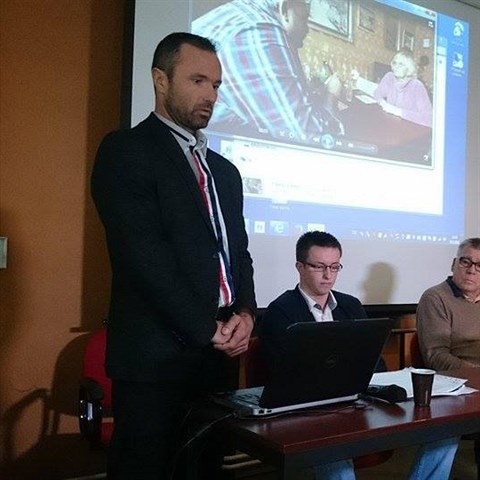 Prvnci Luke Neesanho svolali tiskovou konferenci, kde se k ppadu chtj...