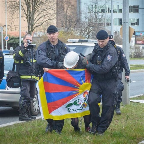 Policie bhem zsahu proti protibetskm aktivistm o vkendu v Praze.