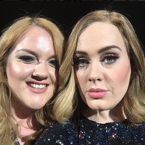 Selfie Adele se skaln fanynkou Emily Bamforth na koncert v Birminghamu.