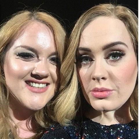 Adele rozj�d� nov� trend. Selfie se sv�mi fanou�ky p��mo b�hem koncertu.