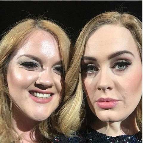 Adele rozjíždí nový trend. Selfie s fanoušky, a to přímo během koncertu....