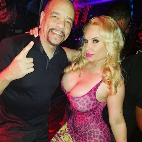 Coco na selfie z oslavy s manelem, rapperem Ice-T.