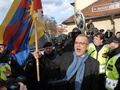 Miroslav Kalousek jako bui mává tibetskou vlajkou v ele demonstrace proti...