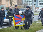 Policie bhem zásahu proti protibetským aktivistm o víkendu v Praze.