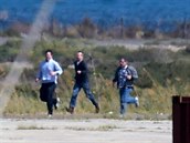 Ben Innes (vlevo) spolu s dalími rukojmími po proputní utíká pry od letadla.