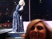 Selfíko Kerry Scott s rozesmátou Adele v pozadí.