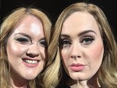 Selfie Adele se skalní fanynkou Emily Bamforth na koncert v Birminghamu.