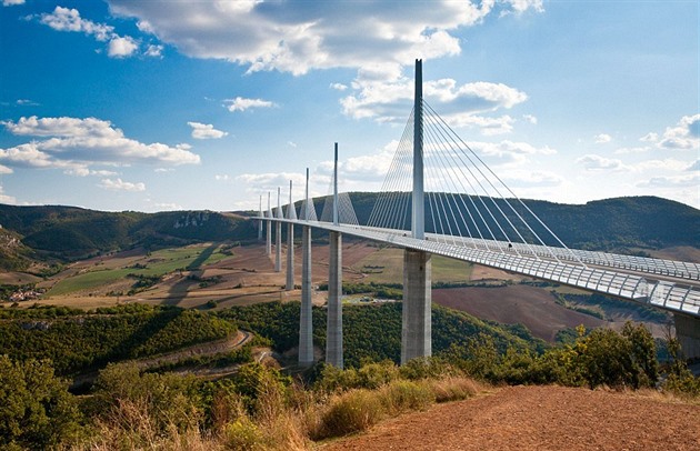 Nejvy silnice vedouc pes most je ve Francii.