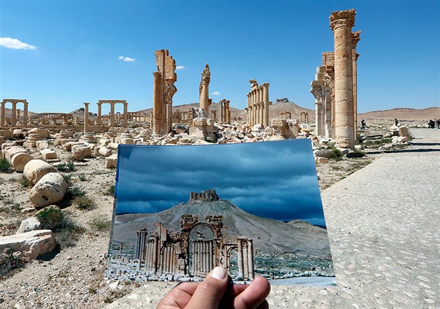 Islámský stát a jeho barbarské řádění: Vítězný oblouk v Palmýře byl zničen...