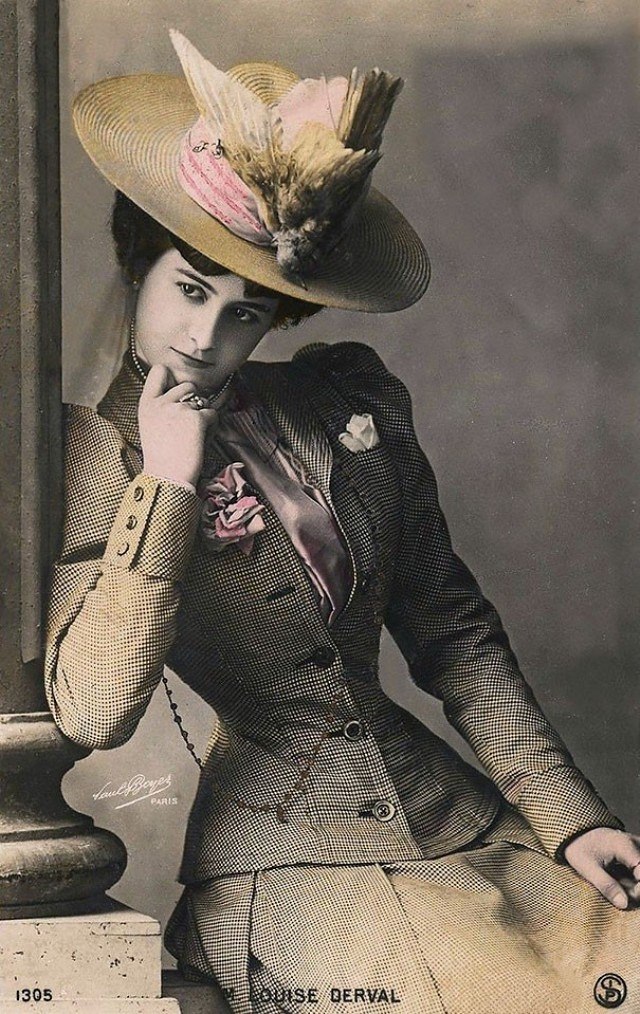 Kolorovaná fotografie Louise Derval. Louise byla slavnou francouzskou herečkou.