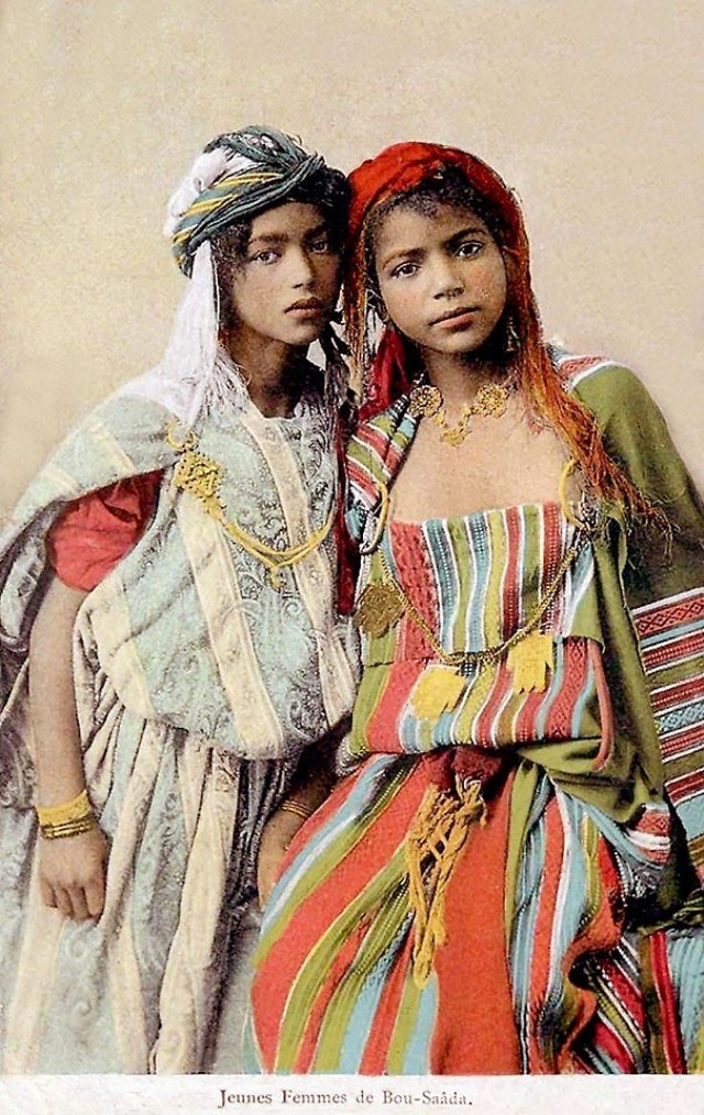 Snímek mladých Alžířanek.