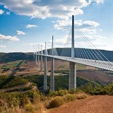 Nejvy silnice vedouc pes most je ve Francii.