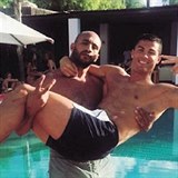 Za marockým boxerem Badrem Harim Ronaldo prý lítá každý týden.
