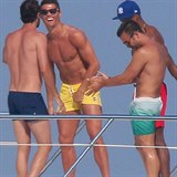 Na jachtě s kamarády. Ronaldo je viditelně spokojený.