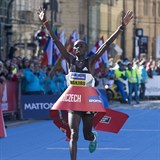 Vítěz závodu, Keňan Daniel Wanjiru, který závod zaběhl v čase 00:59:20.