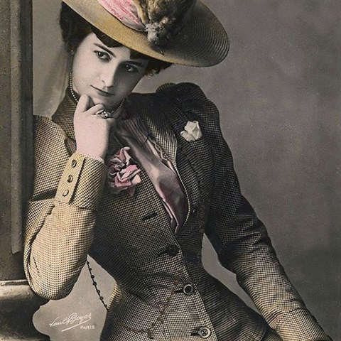 Kolorovan fotografie Louise Derval. Louise byla slavnou francouzskou herekou.