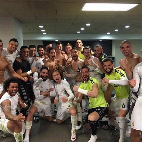 Fotbalisté Realu oslavují výhru nad Barcelonou. Ronaldo je úplně vlevo.