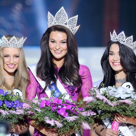 Zleva: esk Miss Earth 2015 Karolna Maliov, esk Miss 2015 Nikol...