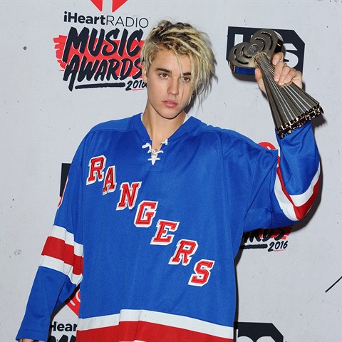 Bieber na udlen cen dorazil v hokejovm dresu Rangers.