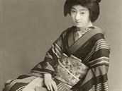 Pohlednice japonské eny z roku 1913.