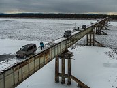 Nejdevnjí: Devný most vede pes zamrzlé jezero v Rusku.