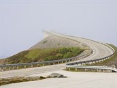 Nejlepí optická iluze:most v Norsku v mlze vypadá, jakoe nekoní. Na vin je...