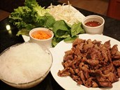 Vietnamský pokrm Bún cha se tradin pipravuje z vepového boku.