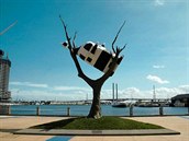 Krávu na strom stvoil umlec John Kelly a skulptura stojí v Melbourne.