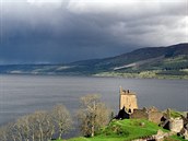Skotské jezero Loch Ness.