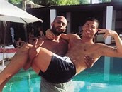 Za marockým boxerem Badrem Harim Ronaldo prý lítá kadý týden.