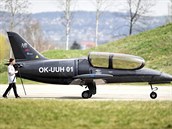 Dvoumístné letadlo je vyrobeno ze speciálního uhlíkového kompozitu a díky tomu...