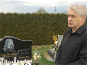 Josef Rychtá chodí na hrob Ivety Bartoové kadý tetí den.