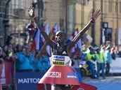 Vítz závodu, Kean Daniel Wanjiru, který závod zabhl v ase 00:59:20.