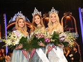 Novou eskou Miss se stává Andrea Bezdková. Vpravo eská Miss World Natálie...