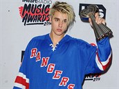 Bieber na udílení cen dorazil v hokejovém dresu Rangers.