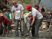 Princ Harry pi stavb nepálské koly.