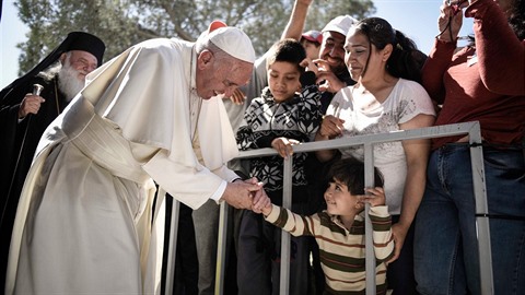 Pape Frantiek odvezl z uprchlického tábora na ostrov Lesbos dvanáct...