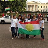 In mete bt i s kurdskou vlajkou.