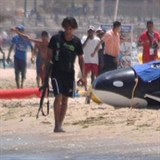 V loskm ervenci muslimsk radikl Seifeddine Rezgui Yacoubi na pli v tuniskm Sousse zavradil 38 lid. Nmm svdkem tragdie se stala i nafukovac kosatka.