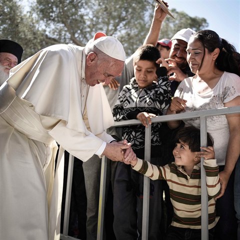 Pape Frantiek odvezl z uprchlickho tbora na ostrov Lesbos dvanct...