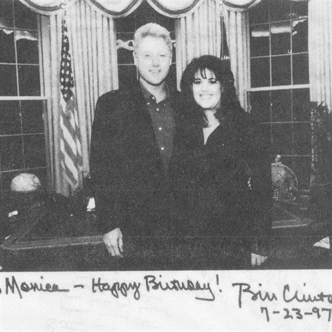 Rok 1997 a jeden ze snmk, na kterm Clinton pzuje s Lewinskou.