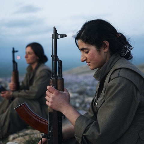 Kurdské ženy bojovnice jsou dokladem nejen mnohem rovnějšího postavení...